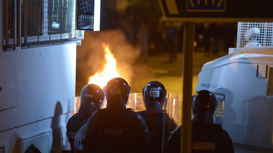 Police say rioters tried to murder them during 6th night of violence in N. Ireland (VIDEOS)