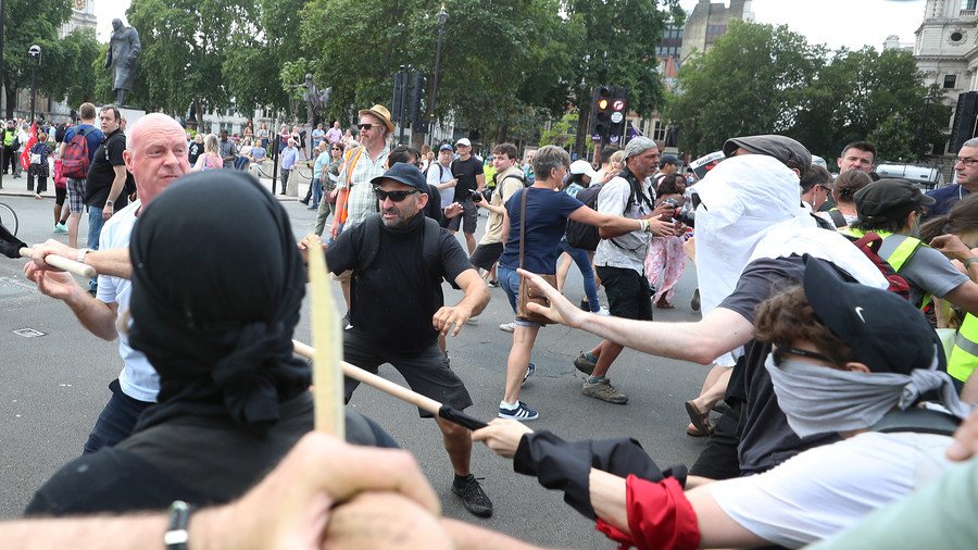 Clashes break out as thousands attend ‘Free Tommy Robinson’ and pro-Trump rally in London (PHOTOS)
