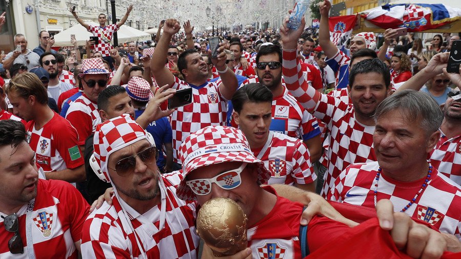 Croatia & France fans fill Moscow ahead of World Cup final (VIDEO)