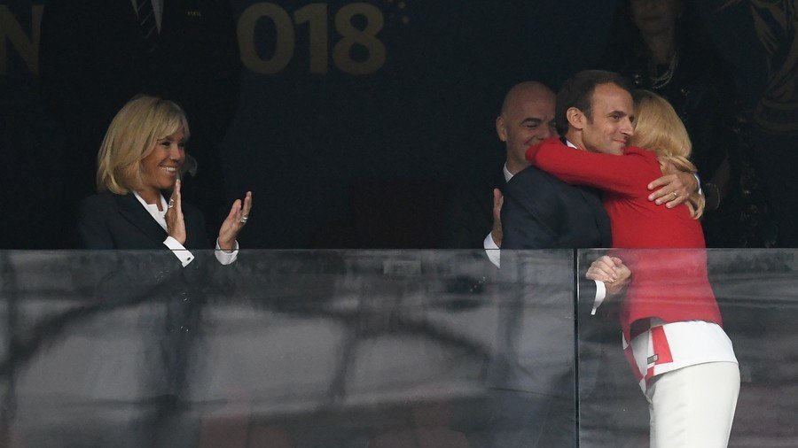 French and Croatian heads of state greet each other before World Cup Final (PHOTOS)