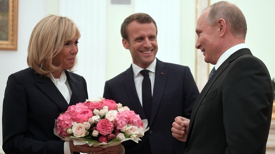 Putin meets Macron ahead of World Cup final, gives flowers to French first lady (VIDEO)