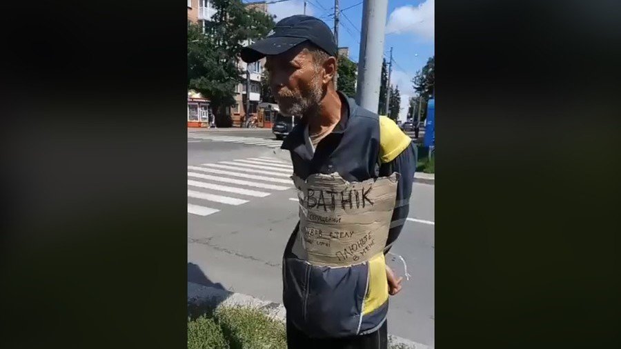 Police watch as Ukrainian radicals humiliate, spit on pilloried ‘pedophile & Russia-lover’