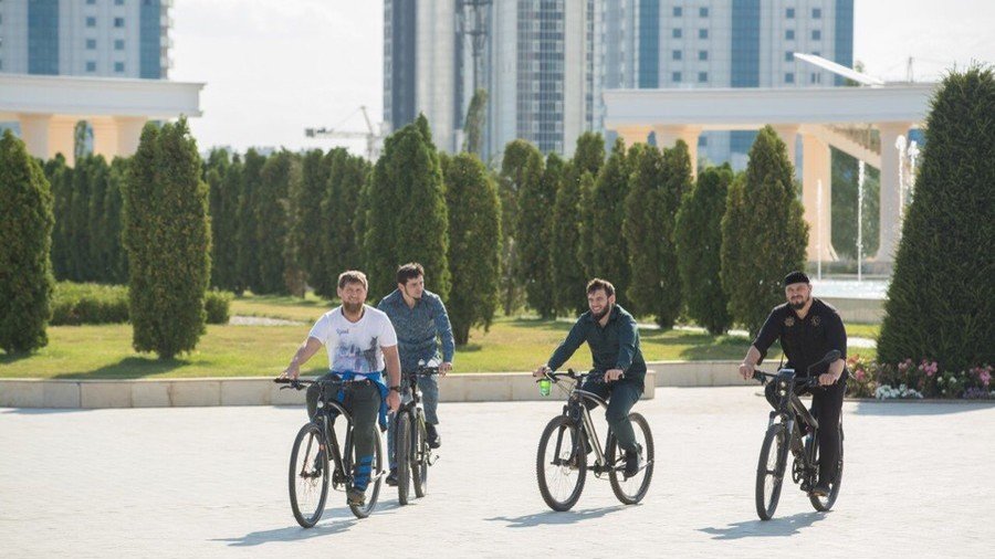 Biking Kadyrov pedals for 40 km to inspect Chechen capital Grozny (VIDEO)