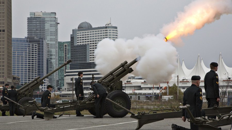 Runaway artillery gun hits taxi in Canada (PHOTOS)