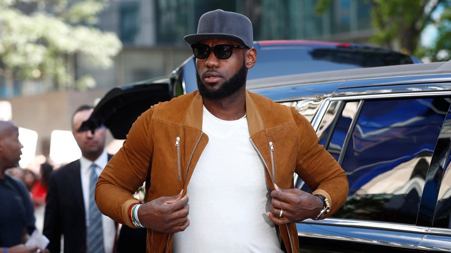 Second LeBron James mural defaced in Los Angeles (PHOTOS)