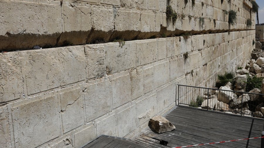Large boulder breaks off Jerusalem’s Western Wall, almost hits worshipper (VIDEO)