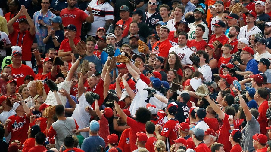 Baseball fan makes stunning one-handed catch while holding baby in other arm (VIDEO)
