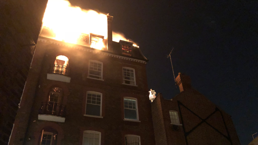 Huge blaze engulfs posh flats in London neighborhood (PHOTO, VIDEO)