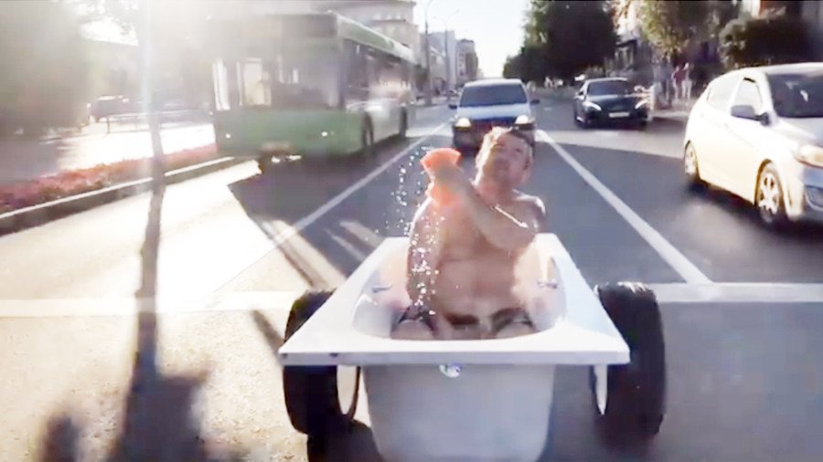 Man braves streets of Russian city in wheeled bathtub (VIDEO)