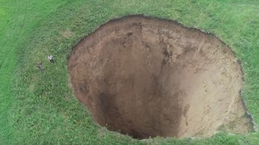 Terrifying 32m-wide crater swallows land outside Russia’s Nizhny Novgorod (VIDEO)