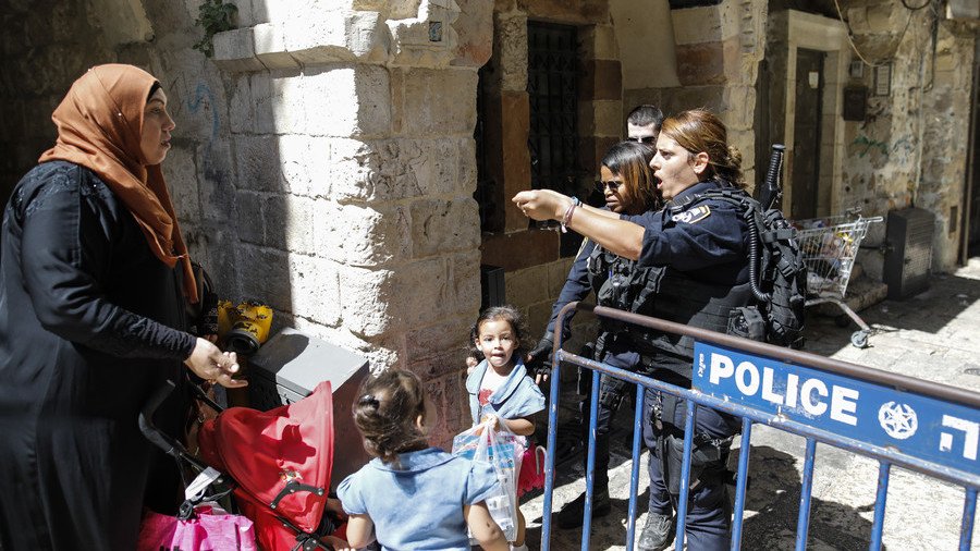 Israeli police seal gates to Al-Aqsa Mosque after clashes with Muslim prayers (VIDEO)