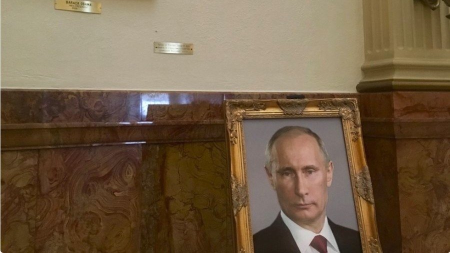 Putin portrait briefly appeared in Colorado Capitol where Trump’s one still missing (PHOTO)