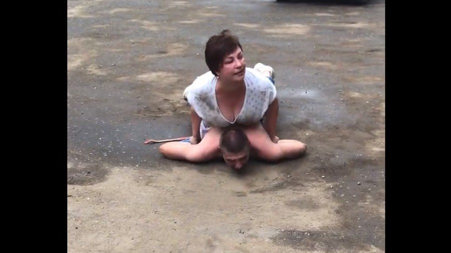 ‘Eat dirt, scum!’ Russian woman subdues, humiliates drunk male ‘mugger’ (VIDEO)