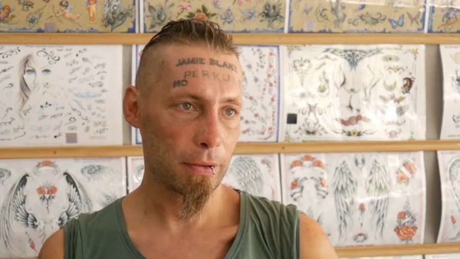 Stag party paid ‘drunk and hungry’ homeless man to tattoo name & postcode on forehead (VIDEO)