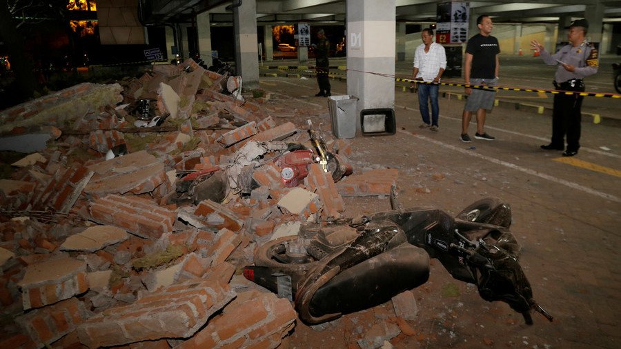 At least 91 killed as 6.9 magnitude earthquake hits off Lombok island in Indonesia (VIDEO)