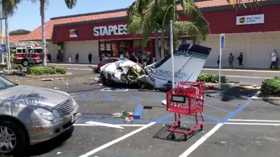 Cessna plane crashes in California parking lot, killing all 5 on board (PHOTOS)