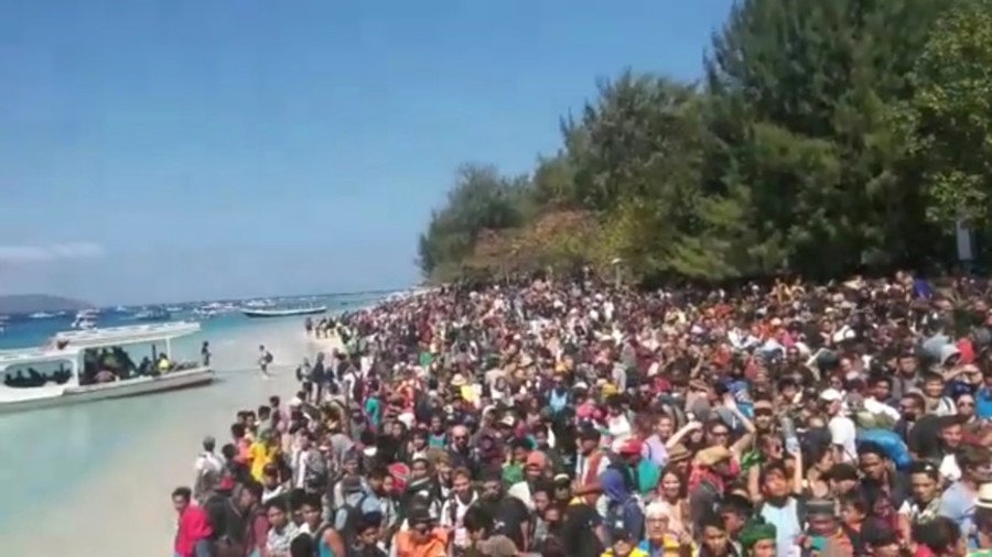 Death toll rises to 98 in Indonesian earthquake as tourists flee surrounding islands 