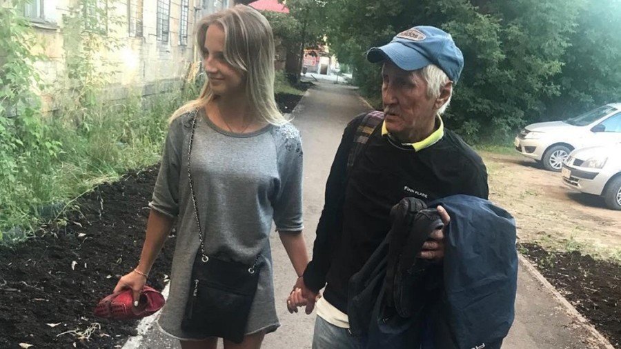 18yo Instagram girl praised for sheltering homeless man in Siberia (PHOTOS)