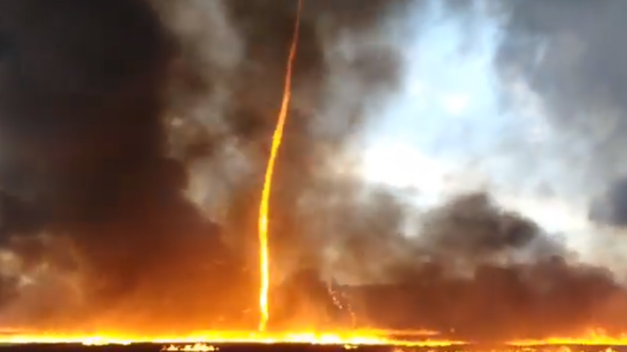 Rare fire tornado caught on film during UK industrial blaze (VIDEO)