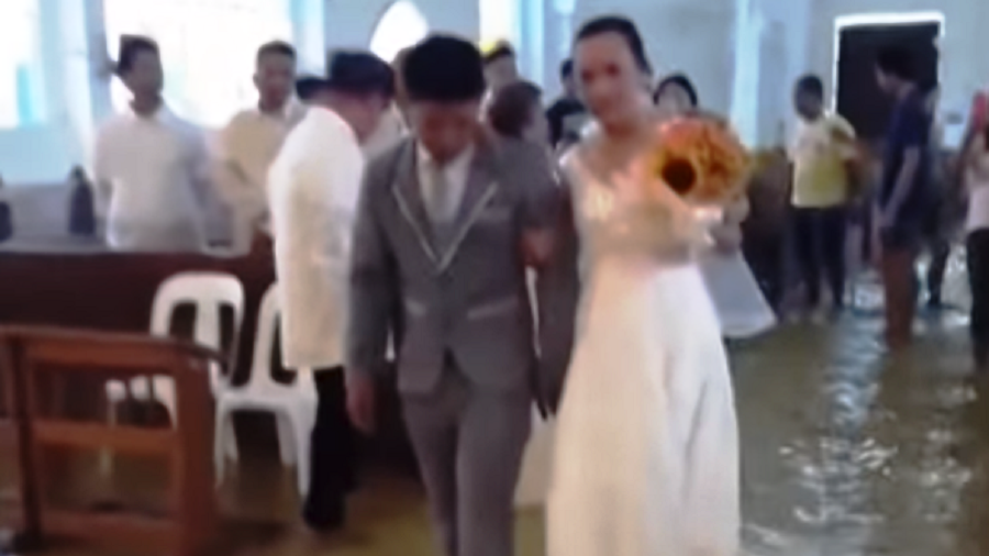 Unsinkable commitment: Filipino couple marries in church flooded after heavy rains (PHOTOS, VIDEO)