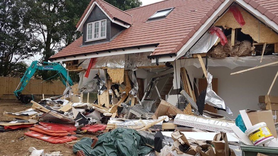 Builder uses digger to destroy row of houses after ‘not being paid’ (PHOTOS)