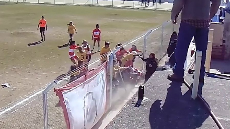4 hospitalized as women’s football match descends into chaotic brawl in Argentina (VIDEO)