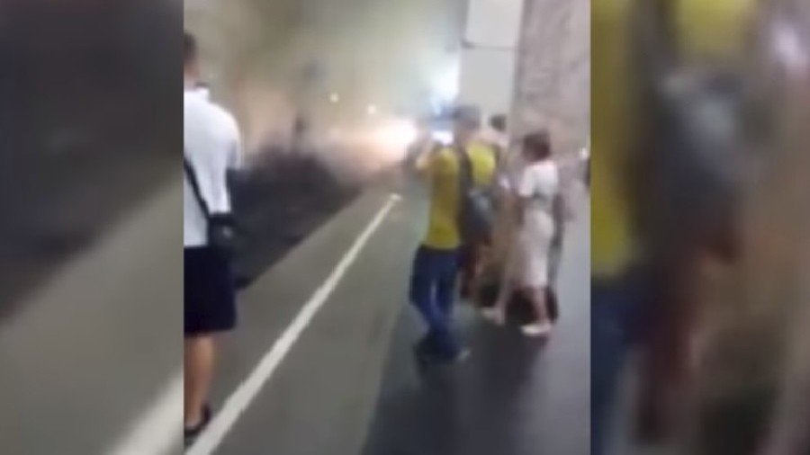 Loud bang & fire in Moscow metro brings train to standstill (VIDEO)