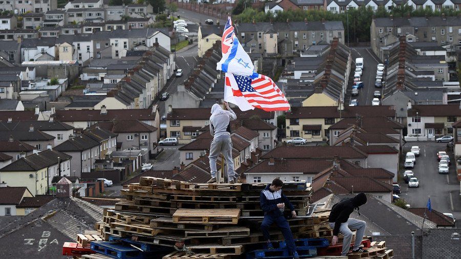 Israeli and British flags burnt during Republican bonfire in Derry (VIDEO)