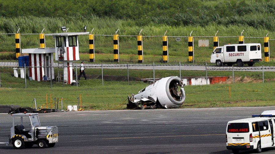 Video captures panic among passengers as Chinese Boeing 737 crash-lands in Manila