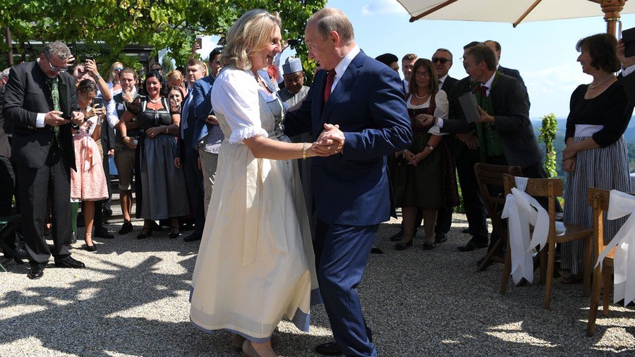 VIP guest Putin brings big bouquet of flowers, dances with Austrian FM at her wedding (PHOTOS)