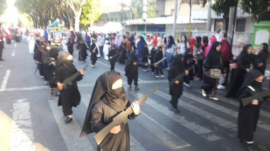 Kindergarten children dressed as ISIS militants for Indonesian independence day parade