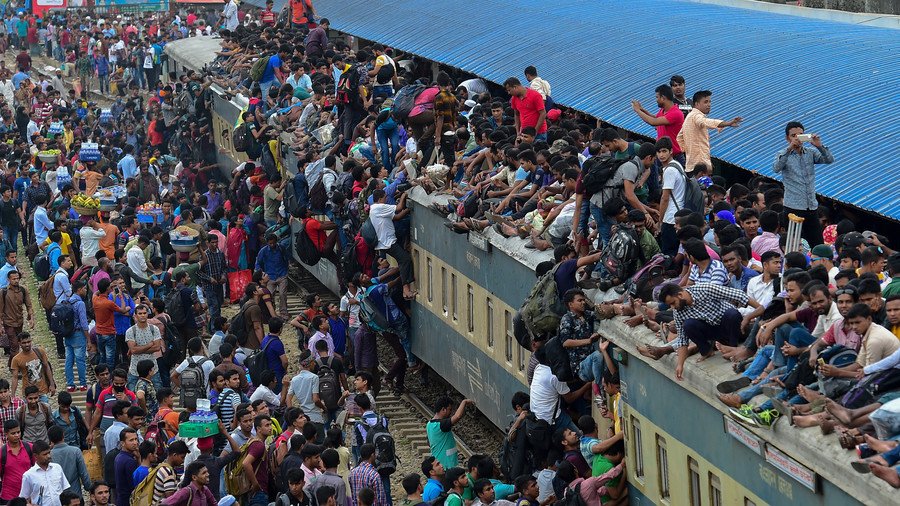 Bangladeshi passengers scramble onto train’s roof to get home for ‘Big Eid’ (VIDEO)