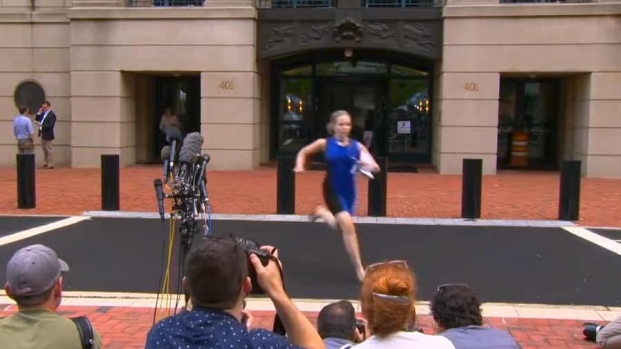 Internet fawns over ‘blue dress hero’ who sprinted out of courthouse after Manafort verdict (VIDEO)