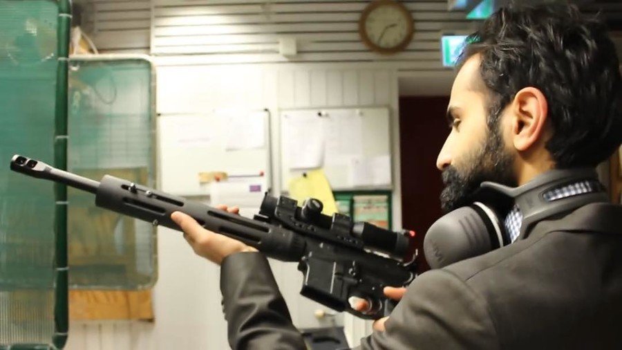 ‘Press E to destroy press’: Swedish MP in hot water over gun pics & declaring ‘war’ on media