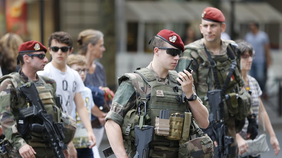 French counter-terrorism troops open fire on suspicious car, vehicle on the run