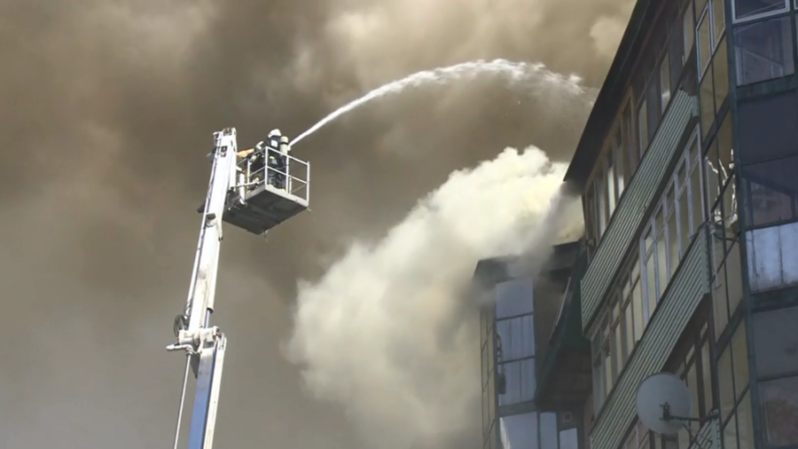 Huge fire breaks out in residential building in Moscow suburbs (PHOTOS, VIDEOS)