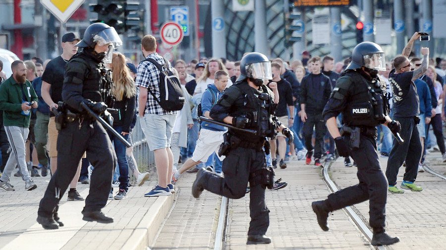 Chaos & fights with police in German city after hundreds, incl. far-right protest death of native