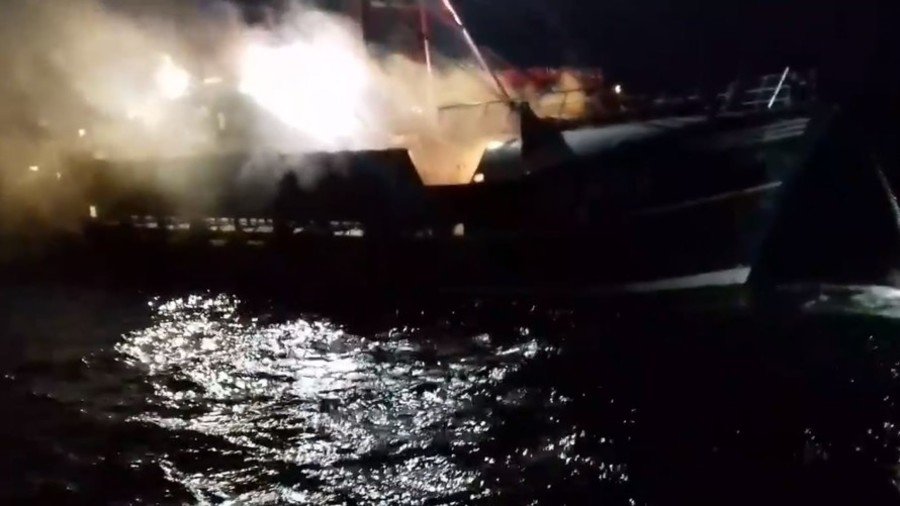 Smoke bombs & stones: French and British fishermen stage ‘sea battle’ in scallop war (VIDEO)