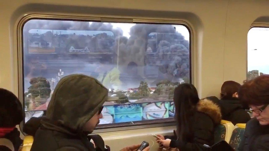Commuters barely bat an eyelid at Melbourne’s ‘biggest fire in decades’ (VIDEOS)
