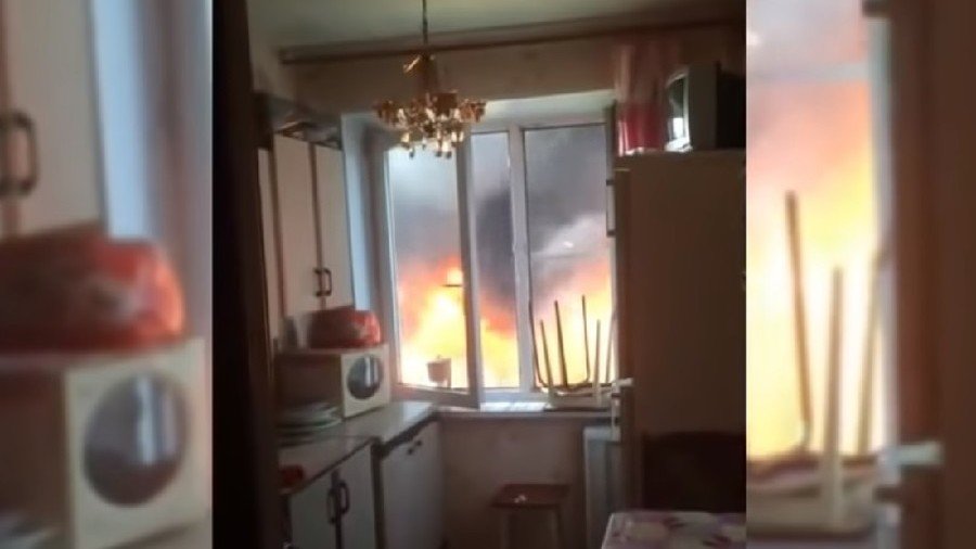 ‘Not going there!’ Five-story inferno terrifies residents of Moscow Region tower (VIDEO)