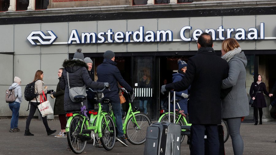 2 injured in stabbing at Amsterdam railway station, suspect shot by police