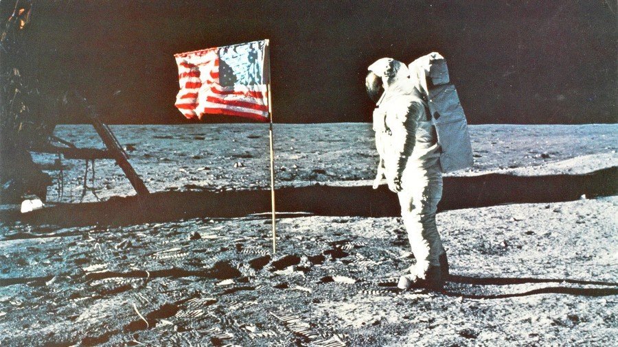 Moon landing movie stirs controversy by leaving out American flag
