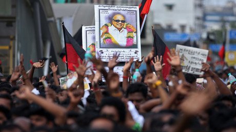 Deadly stampede as thousands attend funeral of Indian political icon Karunanidhi (PHOTOS)