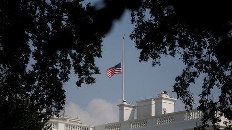 Trump memerintahkan penurunan kembali bendera untuk menghormati McCain setelah adanya tekanan besar-besaran atas nama 'pahlawan nasional'