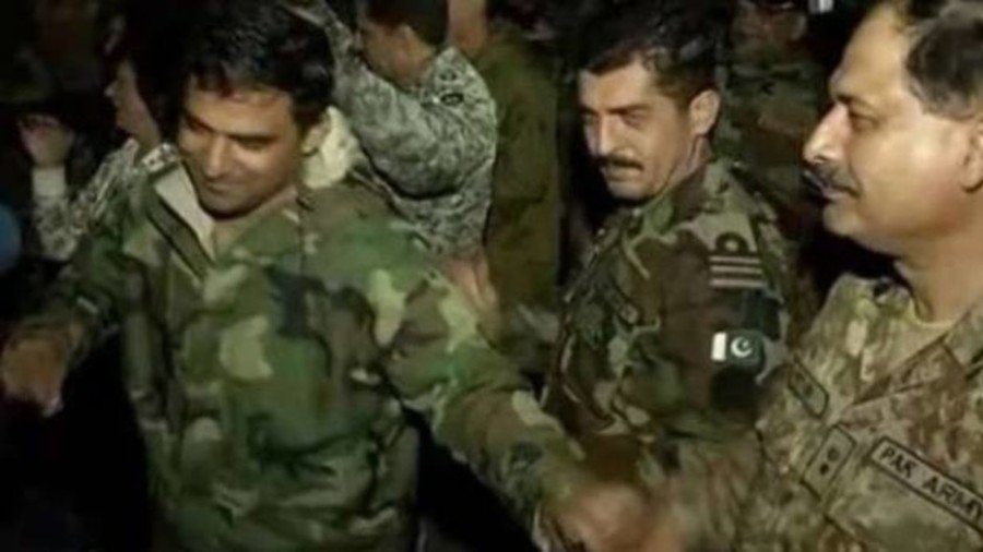 Indian & Pakistani army troops join together for Bollywood dance party (VIDEO)