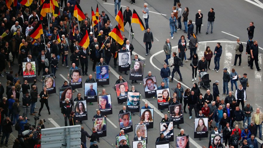 11 hospitalized as rival right-wing & anti-fascist protests face off in Chemnitz, Germany (VIDEOS)