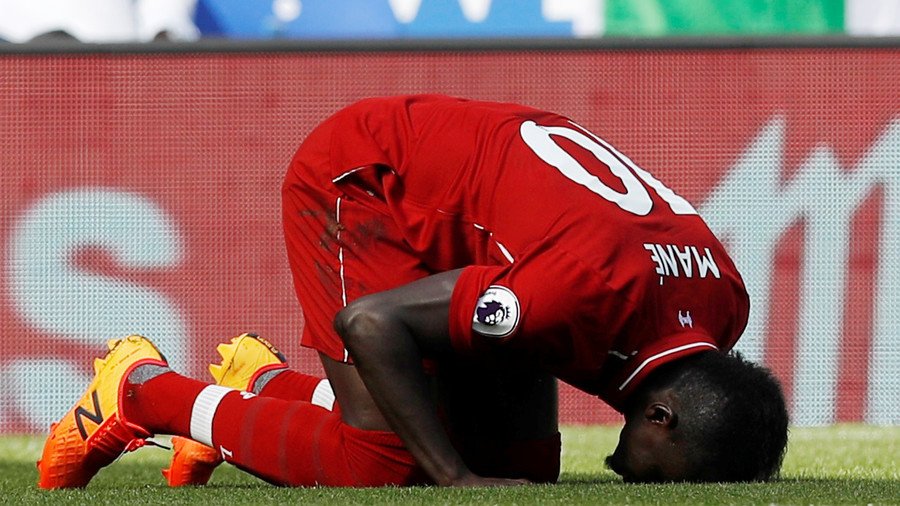 Liverpool star Mane filmed cleaning toilets at local mosque (VIDEO)