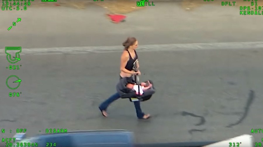 Woman carrying baby leads Texas police on high-speed highway chase (VIDEO)