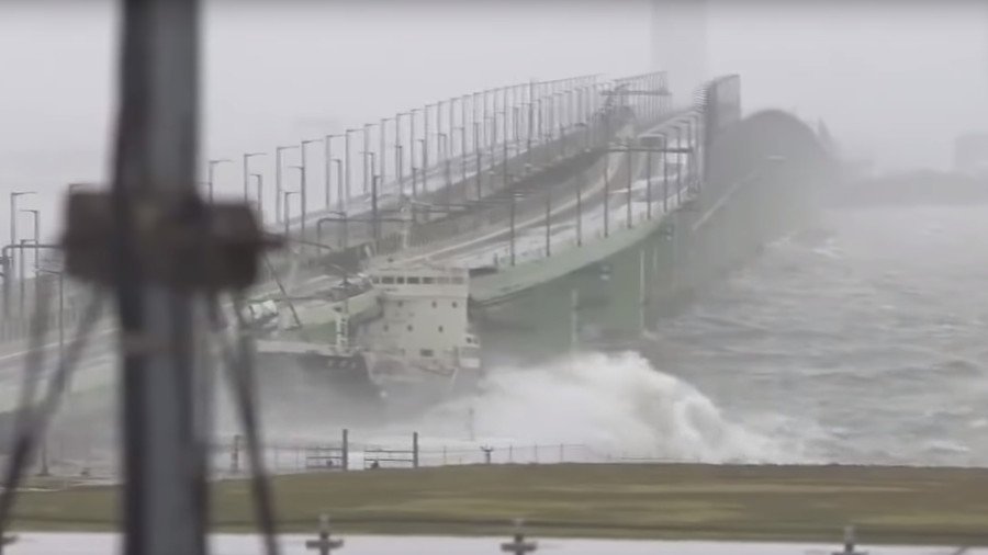 Fuel tanker smashes into bridge in Japan during massive typhoon (VIDEO)
