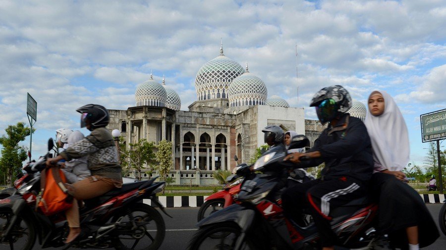 Sharia-governed Indonesian district bans men & women from dining together